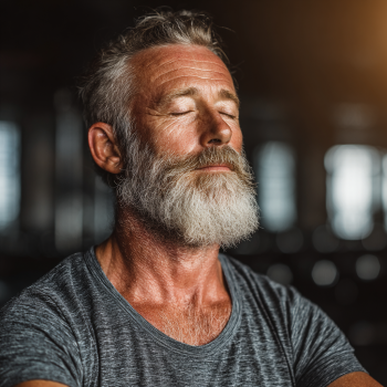 Старші люди практикують йогу в групі